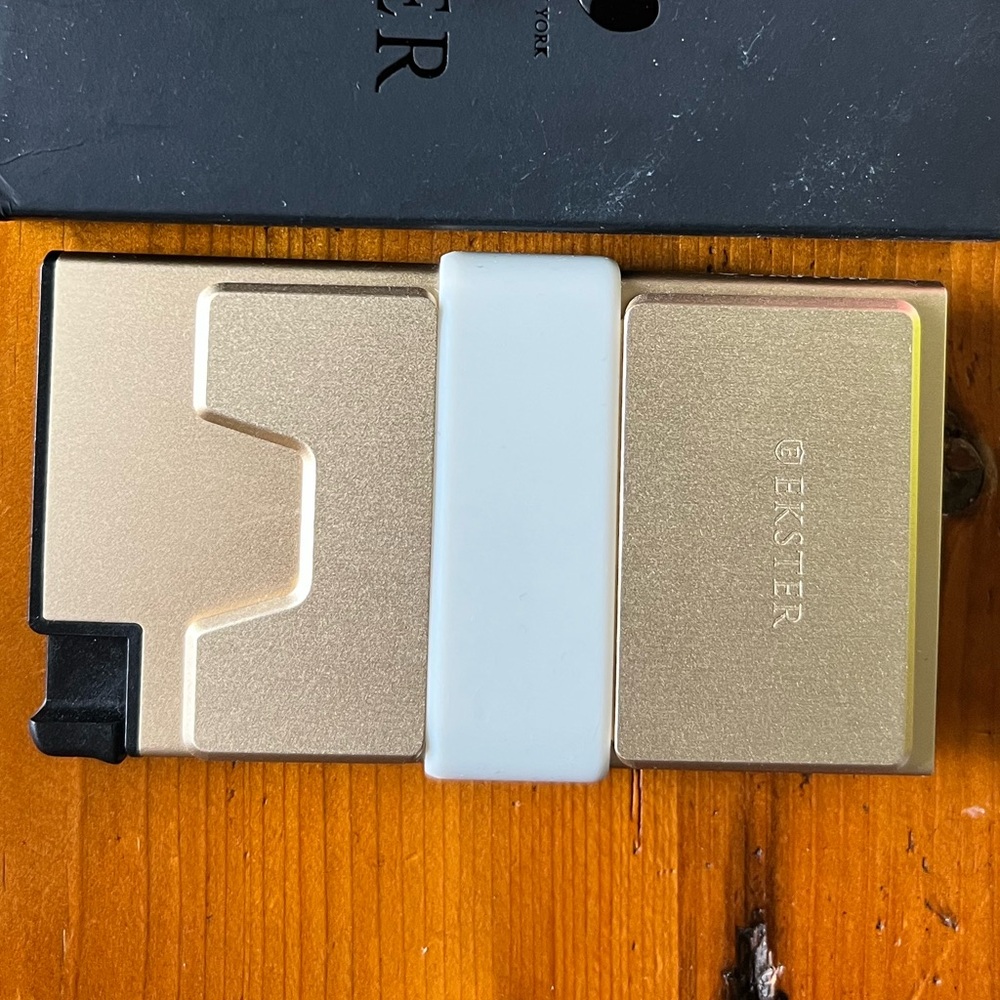 Ekster Gold aluminum wallet cardholder - Picture 4 of 5